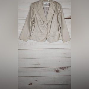 Clues size 18 W blazer Woman’s ivory 2 button.
